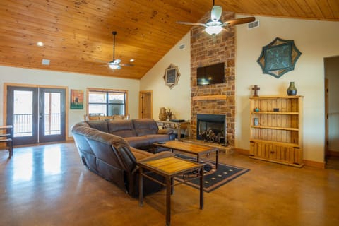 19th Hole - Off-Season Stay & Play Included! House in Concan