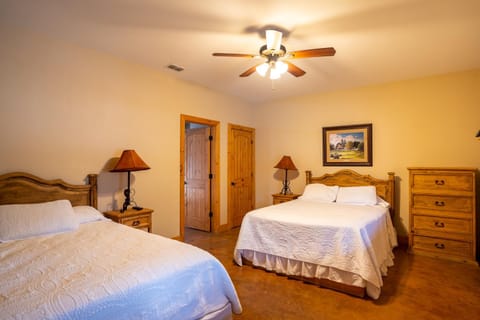 19th Hole - Off-Season Stay & Play Included! House in Concan