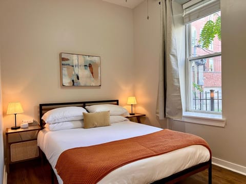 Flexhome West Town 2BR Duplex Apt T2 Apartment in Chicago