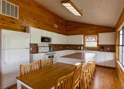 Mountain Ridge House in Concan