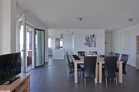 Food and drinks, Photo of the whole room, Lake view, group of guests, Family