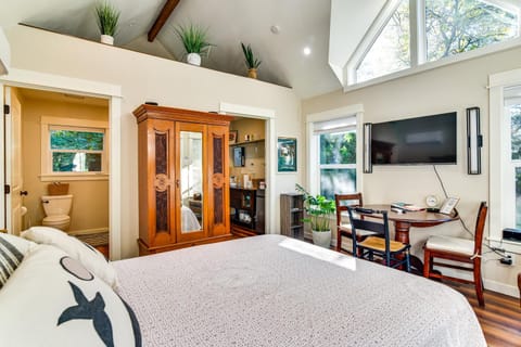 Explore Columbia Gorge Quiet Camas Studio! Apartment in Vancouver