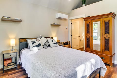 Explore Columbia Gorge Quiet Camas Studio! Apartment in Vancouver