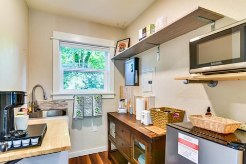 Explore Columbia Gorge Quiet Camas Studio! Apartment in Vancouver
