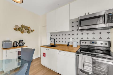 Sunshine Villa Closest BNB to Falls Hot Tub Oasis House in Niagara Falls