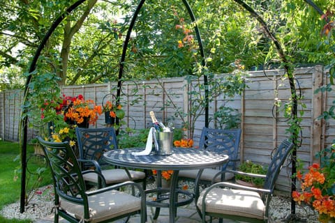 Patio, Day, Garden, Dining area, Garden view, Drinks, Alcoholic drinks, Non alcoholic drinks