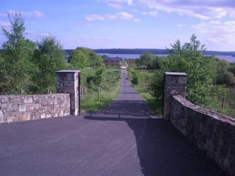 On Lakeshore with Horses, Jetty & Games Room House in County Sligo