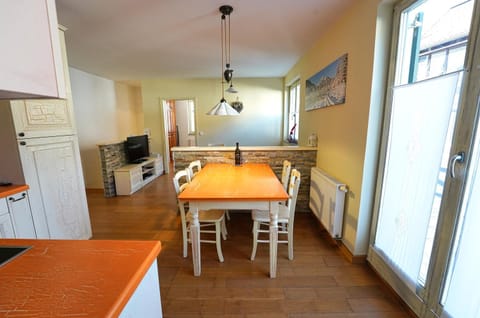 Kitchen or kitchenette, Dining area, dishwasher, pet friendly, stove