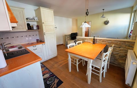 Kitchen or kitchenette, Dining area, dishwasher, pet friendly, stove