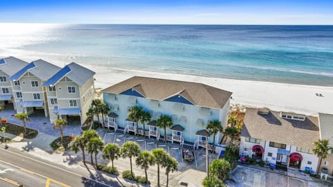 Property building, Day, Neighbourhood, Natural landscape, Bird's eye view, Beach, City view, Sea view, Street view, Location, Parking