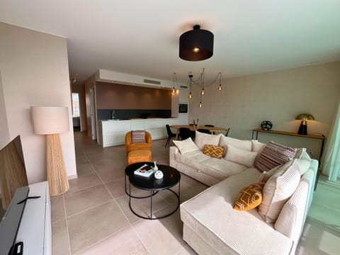 Bed, TV and multimedia, Living room, Photo of the whole room, Seating area, Bedroom