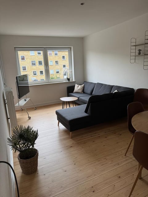 TV and multimedia, Living room, Seating area, Bedroom