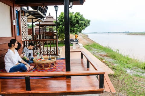 Garden, Balcony/Terrace, Beach, River view, Family