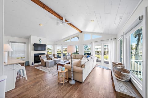 Coastal Cottage House in Hitchcock