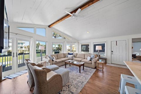 Coastal Cottage House in Hitchcock