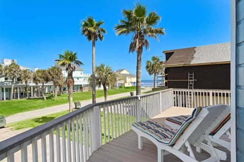 Coastal Cottage House in Hitchcock