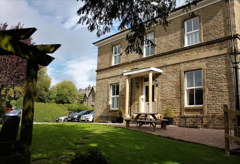 Property building, Spring, Day, Natural landscape, Garden, Garden view, Location, Parking