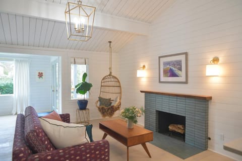 Scandinavian Cottage by the Sea, Close Walk to Ferry and Town House in Bainbridge Island