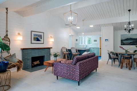 Scandinavian Cottage by the Sea, Close Walk to Ferry and Town House in Bainbridge Island