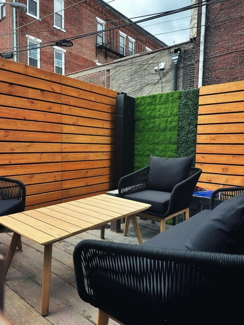 4 BEDS Private Patio Central Modern Stay Apartment in Pittsburgh