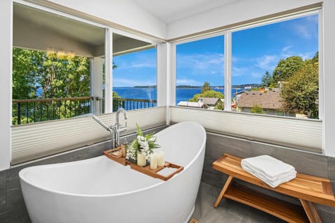 Luxury 6 BR Mansion w Water Views & Walk to Beach House in Seattle