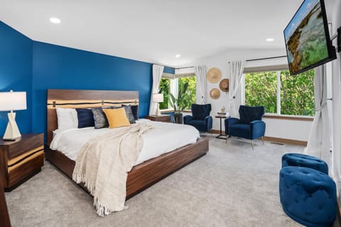 Luxury 6 BR Mansion w Water Views & Walk to Beach House in Seattle