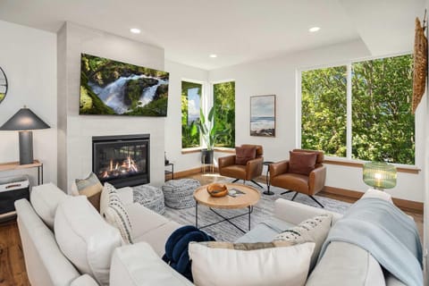 Luxury 6 BR Mansion w Water Views & Walk to Beach House in Seattle