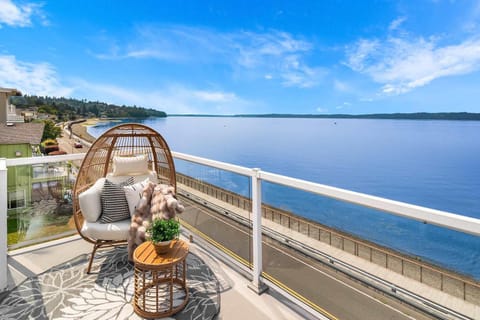 Water View Retreat Near Beach Park & City House in Des Moines