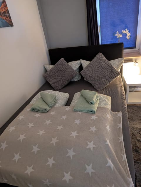 Bed, Bedroom, towels