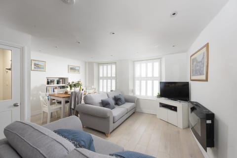TV and multimedia, Living room, Seating area, internet