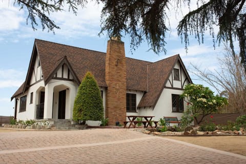 The Vintage La Mesa Tudor House in Casa De Oro-Mount
