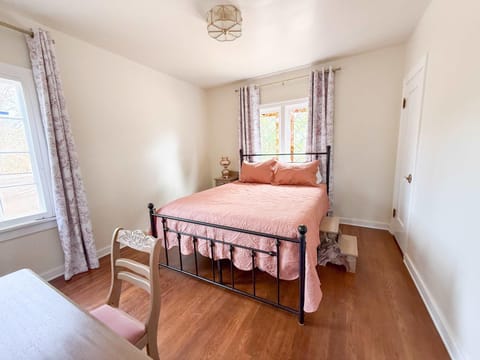 The Vintage La Mesa Tudor House in Casa De Oro-Mount