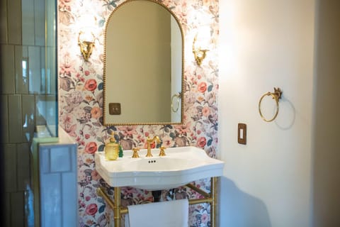 The Vintage La Mesa Tudor House in Casa De Oro-Mount