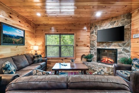 A Bearadise Splash House in Pigeon Forge