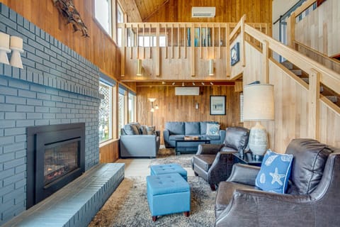 Ocean Front Home on Sandy Beach! Tidal Destination House in San Marine