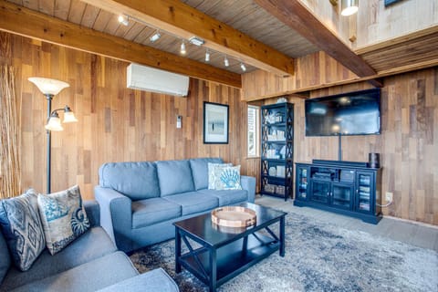 Ocean Front Home on Sandy Beach! Tidal Destination House in San Marine