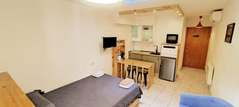 Kitchen or kitchenette, Photo of the whole room, stove