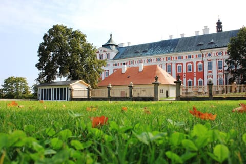 Property building, Nearby landmark, Neighbourhood, Garden