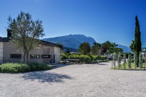 Natural landscape, Living room, Lobby or reception, Seating area, Garden view, Mountain view