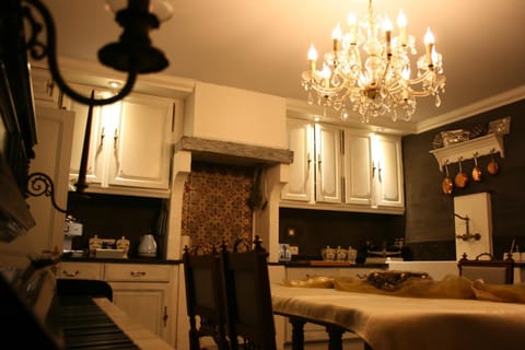 Coffee/tea facilities, Kitchen or kitchenette, Photo of the whole room, Dining area