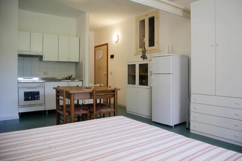 Kitchen or kitchenette, Dining area, Communal kitchen