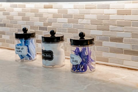 Luxe by Jenn - 3BR Retreat with Heated Pool House in Lauderdale Lakes