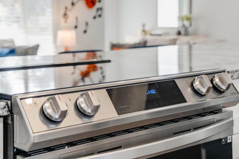 Luxe by Jenn - 3BR Retreat with Heated Pool House in Lauderdale Lakes