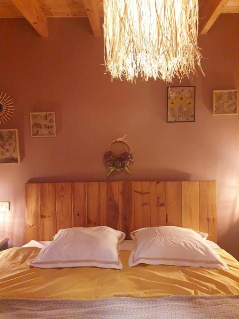 La Chambre de la Ferme du Clos Giot Bed and Breakfast in Saint-Vaast-la-Hougue