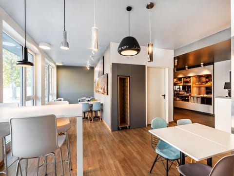 Photo of the whole room, Breakfast