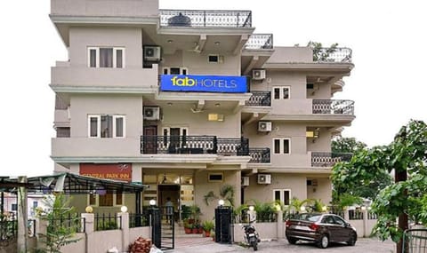 FabExpress Central Park Hotel in Dehradun