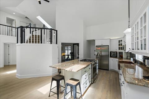 Lake, Hot Tub, Golf Retreat House in Hayden Lake