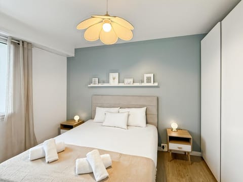 Bed, Photo of the whole room, Bedroom, towels