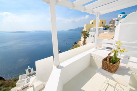 Menias Cave House Apartment in Oia