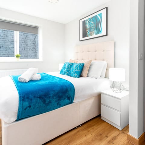 Bed, Photo of the whole room, Bedroom, towels